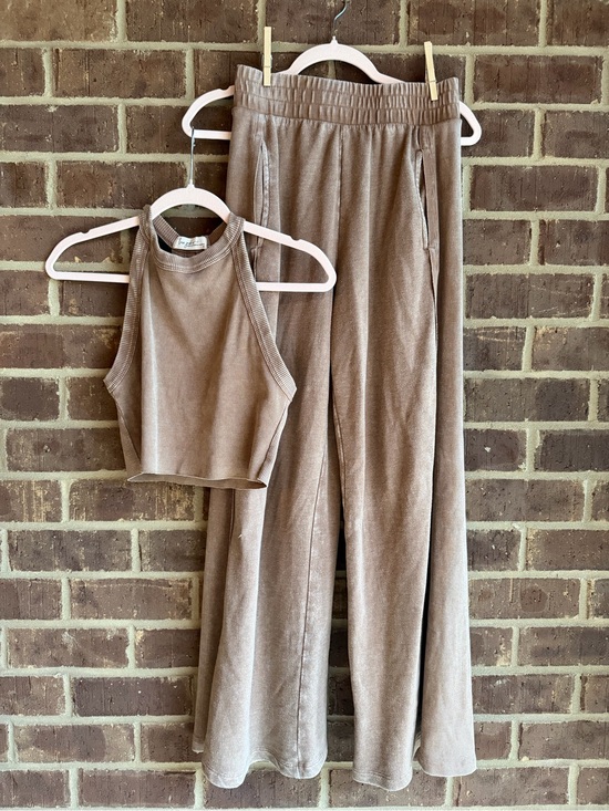 Lexi Jade’s Pants - Lexi Jade’s High-Waist Wide-Leg Velvet Pants in Taupe Size Small
